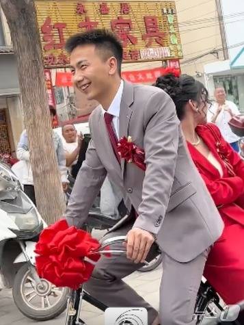 마을 사람들이 박수를 치고 있다.  - SCMP 갈무리