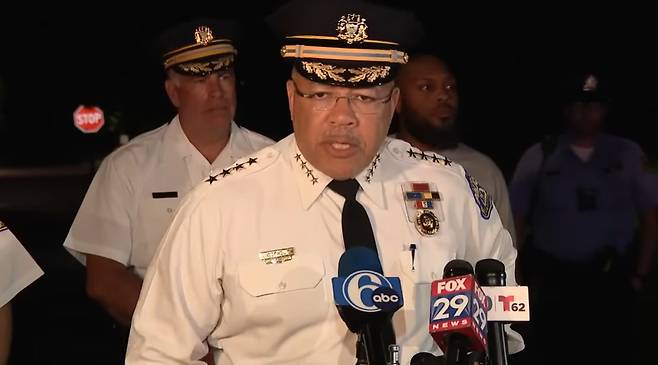 26일(현지시간) 미국 펜실베이니아주 필라델피아에서 발생한 총기 난사 사건과 관련해 케빈 베델 필라델피아 경찰청장이 기자회견을 갖고 있다. <사진=FOX 29 필라델피아 유튜브 영상 갈무리>