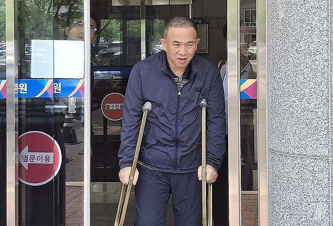 명태균 씨가 26일 창원지방법원에서 열린 정치자금법 위반 혐의 5차 공판 오전 재판을 마친 뒤 법정을 나서고 있다. 2025.5.26/뉴스1 ⓒ News1 강정태 기자
