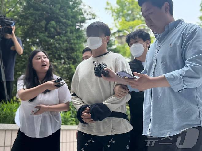 마약류관리법 위반 혐의를 받는 신남성연대 간부 A 씨(35·남)가 27일 오후 인천 미추홀구 인천지법 영장 심사장에 구속 전 피의자 심문(영장실질심사)을 받기 위해 출석하고 있다.2025.5.27/뉴스1 ⓒ News1 박소영 기자