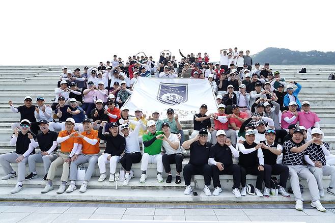 던롭스포츠코리아가 개최한 ‘젝시오 파더앤선 2025 팀 클래식’ 참가자들이 26일 성문안 CC에서 기념촬영하고 있다. 사진 | 던롭스포츠코리아