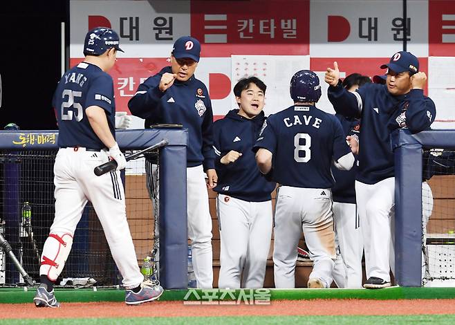 두산 양의지와 이승엽 감독이 하이파이브를 하고 있다. 고척 | 박진업 기자 upandup@sportsseoul.com