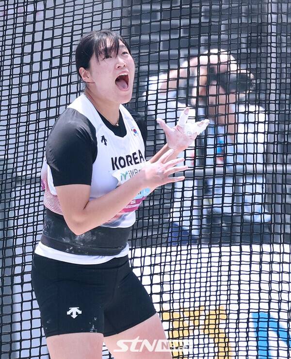 27일 오후 경북 구미시민운동장에서 열린 '2025 구미아시아육상선수권' 여자 해머던지기 결선에 출전한 김태희. 사진┃강명호 기자