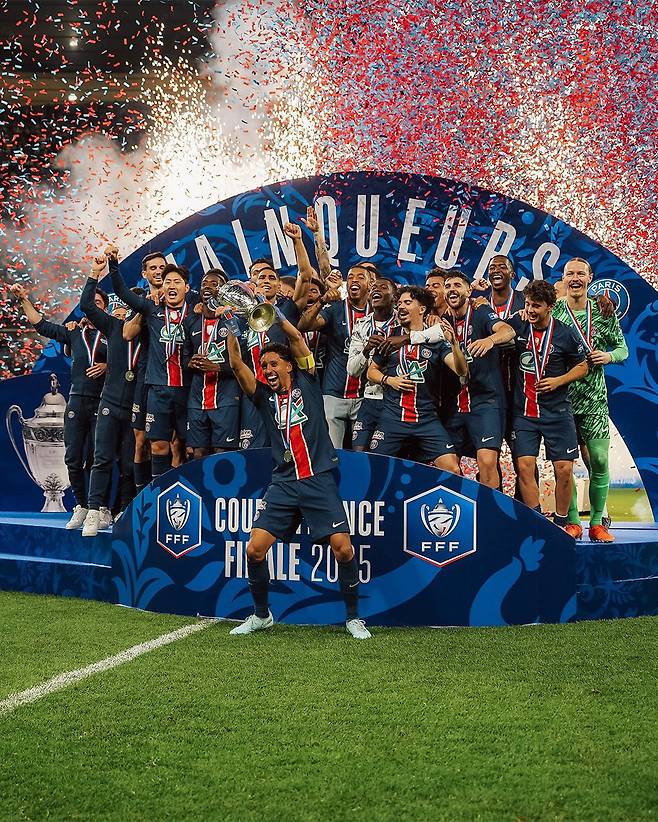 [스포츠조선 강우진 기자]이강인의 몸값이 오르고 있다. 이탈리아 세리에A와 잉글랜드 프리미어리그, 독일 분데스리가 등의 관심을 받고 있기 때문이다.

여전히 유망한 선수인 만큼 미래를 보고 달려드는 팀들이 여럿 있는 것으로 보인다. 다음 시즌 행선지에 대한 기대가 커지고 있다. 사진=PSG SNS