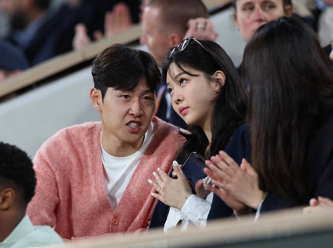 이강인이 열애설이 났던 박상효씨와 26일(현지 시각) 프랑스 파리 롤랑가로스에서 열린 2025 프랑스 오픈 2일차 경기를 찾아 데이트를 즐기고 있다. 사진=게티이미지