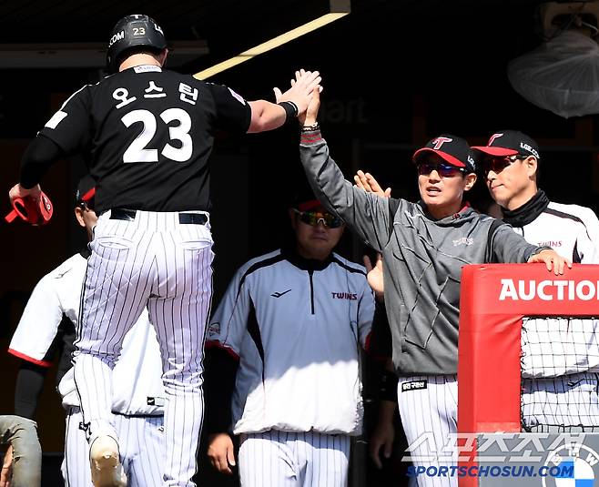 25일 인천 SSG랜더스필드에서 열린 LG-SSG전. 5회초 2사 만루 김현수의 적시타 때 득점한 오스틴이 염경엽 감독의 환영을 받고 있다. 인천=정재근 기자 cjg@sportschosun.com/2025.5.25/