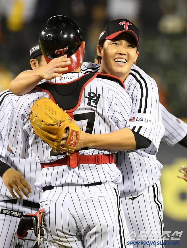 26일 잠실구장에서 열린 LG 트윈스와 한화 이글스의 경기. 생애 첫 완봉승을 거둔 LG 선발 임찬규가 환호하고 있다. 잠실=박재만 기자 pjm@sportschosun.com/2025.03.26/