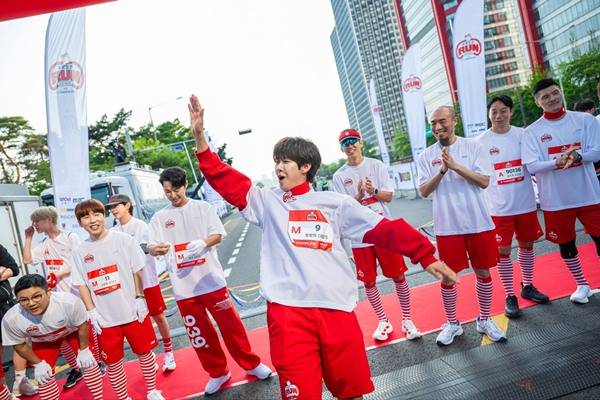 '무한도전&nbsp;Run with&nbsp;쿠팡플레이'에 등장한&nbsp;(왼쪽부터)&nbsp;조세호,&nbsp;남창희,&nbsp;전진,&nbsp;광희,&nbsp;션,&nbsp;손상혁,&nbsp;염기훈,&nbsp;김영광&nbsp;ⓒ쿠팡플레이