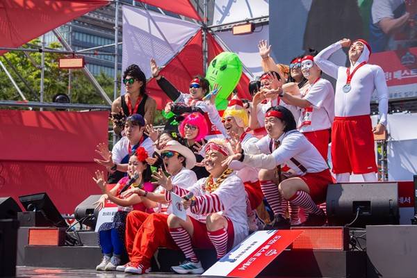 '무한도전&nbsp;Run with&nbsp;쿠팡플레이',&nbsp;도전!&nbsp;베스트 드레서 후보에 오른 참가자들 ⓒ쿠팡플레이