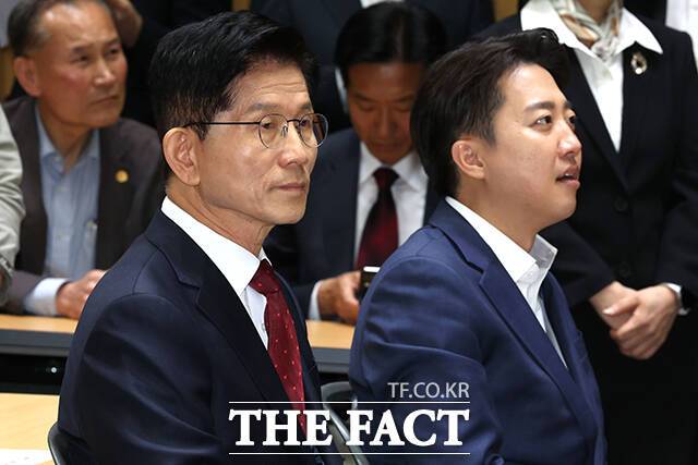 이준석 개혁신당 대선 후보와 김문수 국민의힘 후보가 단일화 데드라인(28일)을 앞두고도 접점을 찾지 못하고 있다. /임영무 기자(현장풀)