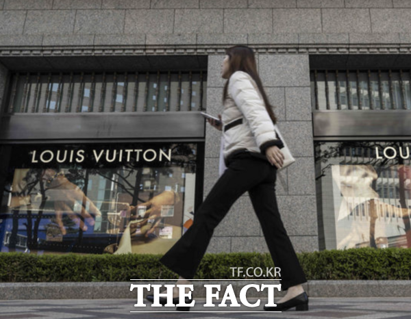이커머스 업계가 명품 카테고리를 강화하며 수익성 끌어올리기에 집중하고 있다. 사진은 서울 시내 한 백화점 명품 매장 앞으로 시민이 지나가는 모습. /뉴시스