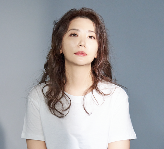 배우 임성언은 최근 결혼한 남편이 '사기꾼 논란'에 휩싸이면서 곤혹스런 상황이 됐다. 2002년 드라마 '언제나 두근두근'으로 데뷔한 임성언은 결혼 직전까지 연극 '분홍립스틱'으로 대중과 소통했다. /아웃런브라더스컴퍼니