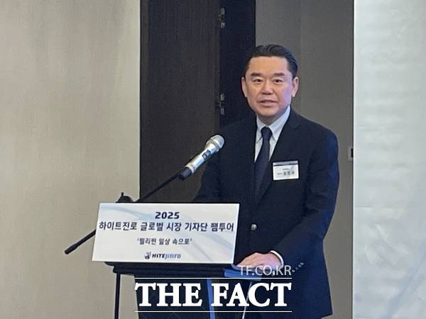 김인규 하이트진로 대표가 지난 18일 필리핀 마닐라에서 열린 기자 간담회에서 하이트진로의 필리핀 현지화 전략에 대해 소개하고 있다. /문은혜 기자