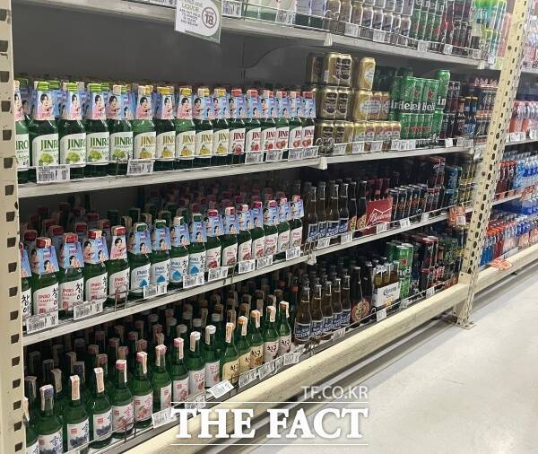 필리핀 마닐라 시내 한 대형마트 주류 코너에 하이트진로 소주 제품들이 자리잡고 있다. /문은혜 기자