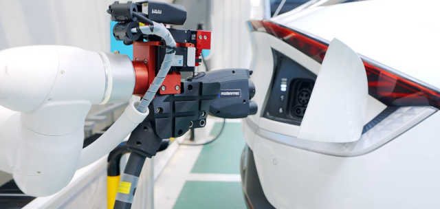 서울시가 전국 최초로 AI(인공지능) 기반의 로봇 자율 충전 시스템 '서울 보이'를 서울 지하철 9호선 신방화역 공영주차장에서 선보였다. /서울시