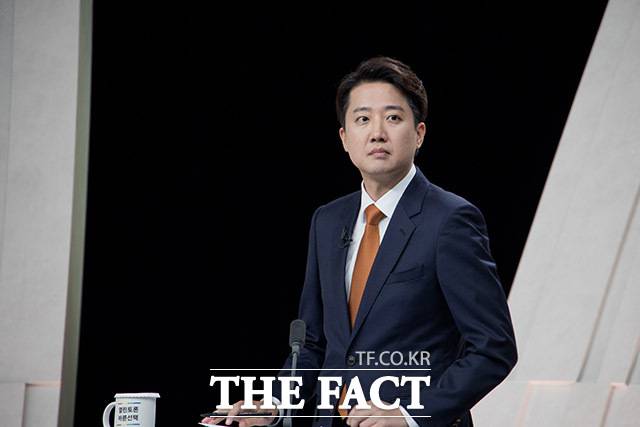 이준석 후보도 시종일관 이재명 후보를 향한 날 선 발언을 이어갔다. 시작발언부터 '부정선거' 언급으로 이 후보를 겨냥했고, "최근에 보면 이재명 후보의 언사 중에 이해가 안 가는 것들이 계속 다시 수면 위로 올라온다"며 '형수 욕설' 발언까지 꺼냈다. /국회사진기자단