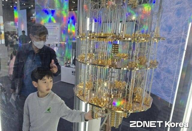 과학기술계가 과학기술 거버넌스의 독립성을 요구했다. 사진은 한국표준과학연구원이 선보인 20큐비트 양자컴퓨터 모형.