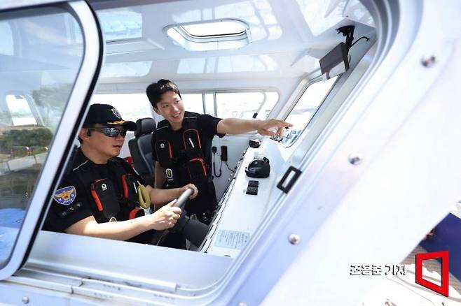 한강경찰대 진현호 순경(오른쪽)이 박철완 팀장과 함께 출동에 앞서 이야기를 나누고 있다. 조용준 기자