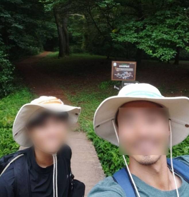 아동학대 피해자 김모씨(35)와 아동이 지난해 8월'2인3각 제주도 도보여행'에 참여하고 있다. 대한아동학대방지협회 제공