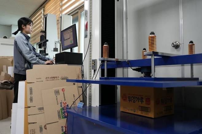 지난 21일, 태림포장 시화공장 기술연구소에서 골판지 상자 압축강도를 측정하고 있다. 태림포장 제공