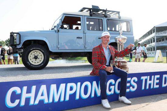 벤 그리핀이 찰스 슈와브 챌린지 우승 직후 트로피와 부상을 배경으로 포즈를 취하고 있다. 포트워스(미국)=AFP연합뉴스