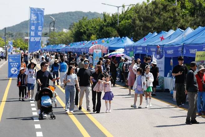 지난해 화성 뱃놀이 축제 행사장에 마련된 체험 및 홍보부스. 화성시 제공