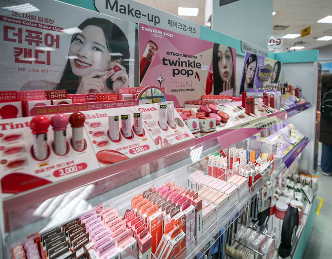 다이소에 전시된 화장품들.