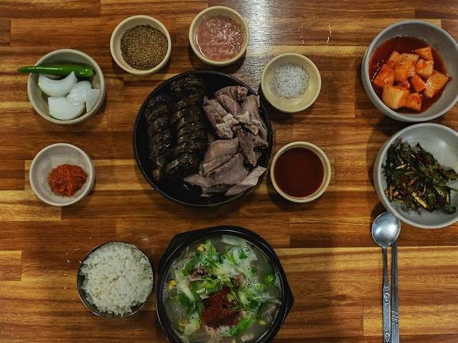 제주도 맛집에서 차린 한상. 제주관광공사 홈페이지,