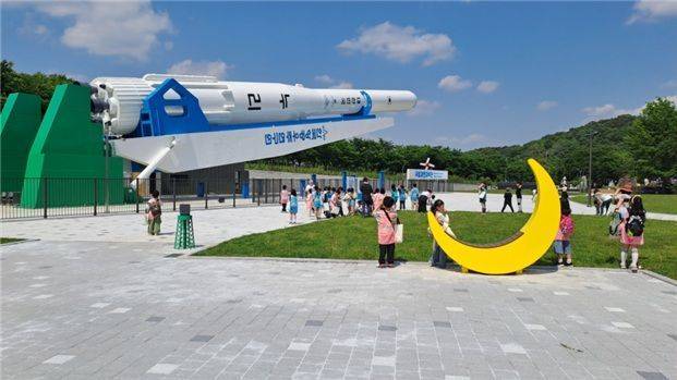 모형 누리호를 관람하는 어린이들. 국립과천과학관 제공