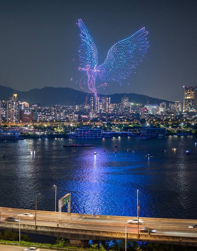 서울의 봄밤을 빛으로 물들이는 드론라이트쇼./박상훈 기자