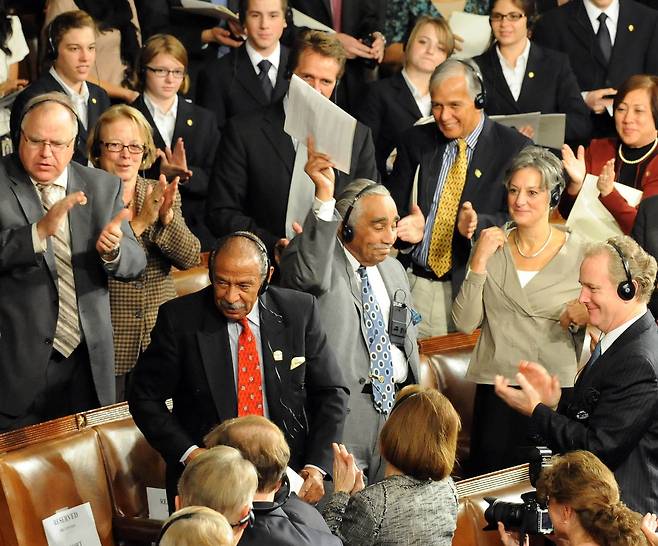 2011년 10월 13일 당시 이명박 대통령이 미국 연방하원 본회의장에서 6.25에 참전했던 의원 4명을 호명하자 일어난 존 코니어스 의원(가운데 왼쪽), 찰스 랭글 의원(가운데 오른쪽)이 동료 의원들의 박수를 받고 있다./조선일보DB