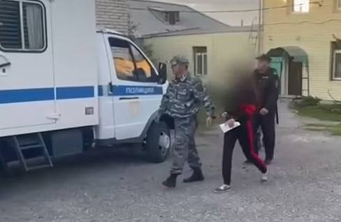 지인에게 딸을 살해해줄 것을 의뢰한 러시아 여성이 체포되는 모습. /영국 메트로