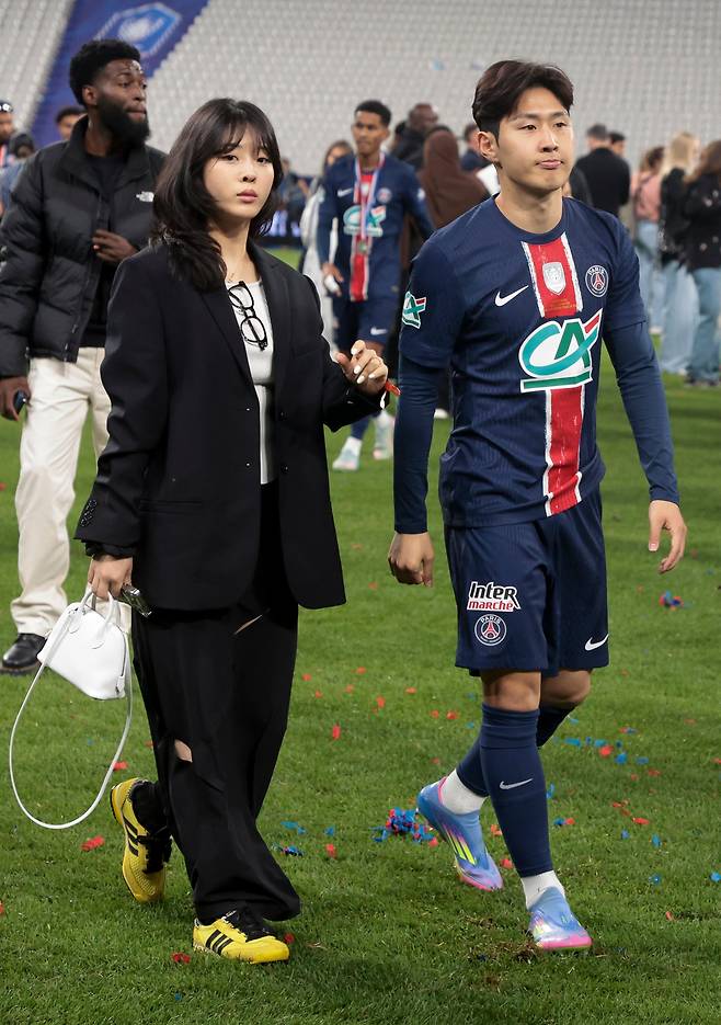 이강인과 박상효씨가 24일 파리 생제르맹의 프랑스컵 우승 세리머니에 함께한 모습. / 게티이미지코리아