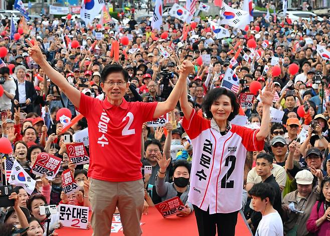 김문수 국민의힘 대선 후보와 배우자 설난영 여사가 지난 22일 경기 부천시 부천역마루광장에서 열린 집중유세에서 시민들에게 지지를 호소하고 있다. /김지호 기자
