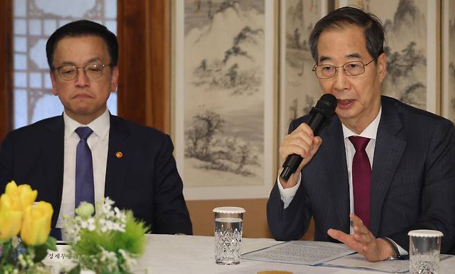 한덕수 대통령 권한대행 국무총리가 지난 4월 14일 서울 공관에서 경제안보전략 TF 회의를 하고 있다. 왼쪽은 최상목 부총리 겸 기획재정부 장관. /연합뉴스