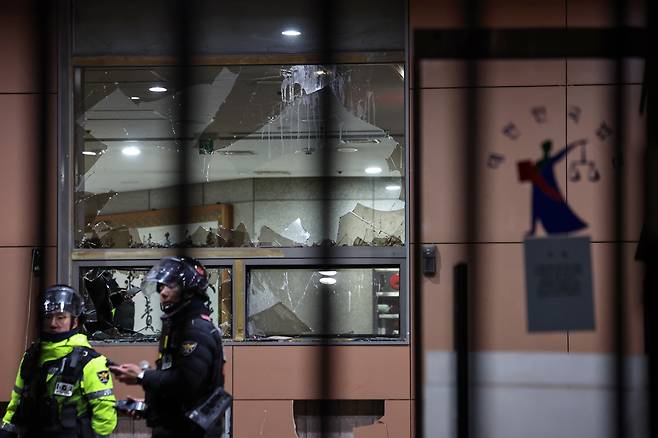 지난달 19일 새벽 서울 마포구 서울 서부지방법원에 윤석열 대통령 지지자들이 난입해 유리창과 법원 건물 벽면 등을 파손한 흔적이 남아 있다. /뉴스1