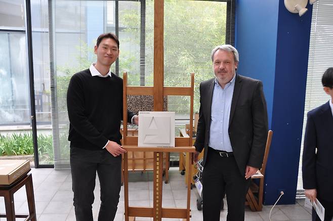 이성자 화백의 손자 신평재(왼쪽)씨가 에브 루아(오른쪽) 프랑스 문화부 건축·유산 담당관으로부터 아틀리에 '은하수'의 '주목할만한 현대 건축물' 지정 기념패를 전달받고 있다. /투레트쉬르루프(프랑스)=정철환 특파원