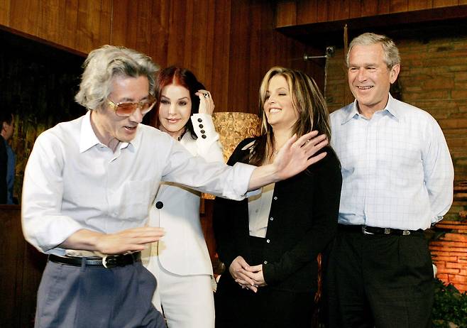 고이즈미 신지로 신임 일본 농림수산상의 아버지 고이즈미 신이치로 일본 전 총리가 2006년 미국 테네시주 엘비스 프레슬리 저택에서 조지 W 부시 전 미국대통령과 함께 엘비스 프레슬리를 흉내내고 있다. /로이터뉴스1