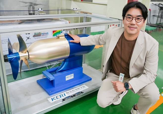 홍도관 한국전기연구원(KERI) 책임연구원이 '50㎾급 비접촉 마그네틱 기어 적용 상반회전 프로펠러’ 옆에서 포즈를 취하고 있다./한국전기연구원