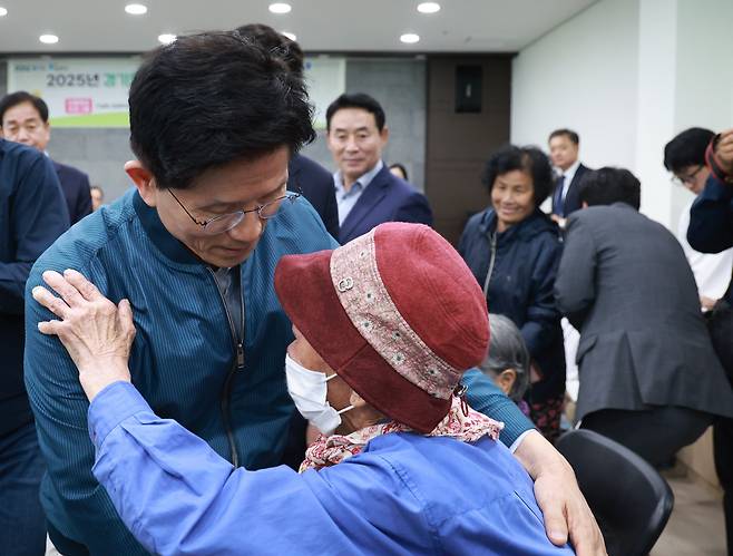 김문수 국민의힘 대선 후보가 지난 4일 한센인 마을인 경기도 포천시 장자마을을 방문해 주민들과 인사하고 있다. /연합뉴스