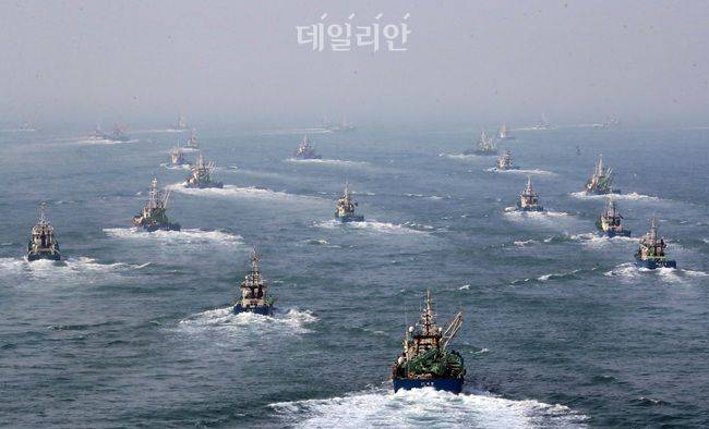 고등어잡이 대형선망 어선 60여 척이 만선의 꿈을 안고 일제히 출항하고 있다. ⓒ뉴시스