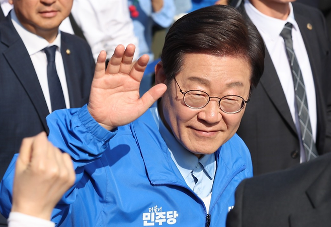 더불어민주당 이재명 대선 후보가 지난 26일 경기 남양주시 평내호평역 광장에서 열린 유세에서 시민들에게 인사하고 있다.ⓒ연합뉴스