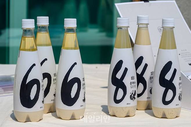 교촌 F&B에서 개발한 은하수 막걸리. 별천지 영양군에서 착안해 이름을 지었다. 교촌은 영양군에 발효공장 1991을 운영하며 지역 상생을 실천하고 있다. ⓒ데일리안 배군득 기자