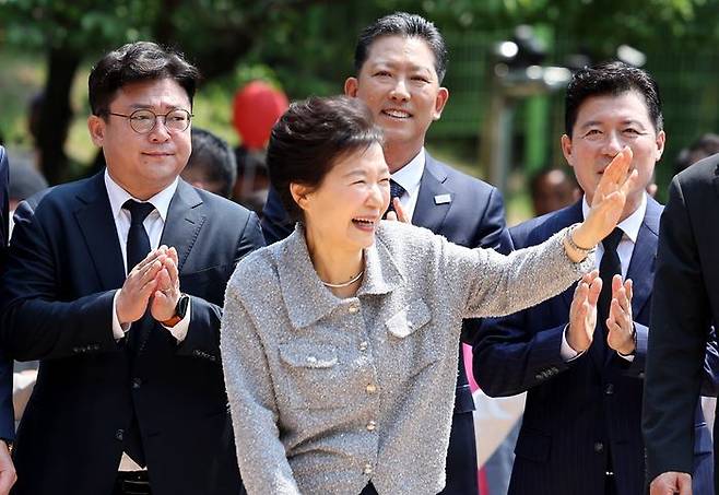 박근혜 전 대통령이 27일 오전 경북 구미시 상모동에 있는 박정희 전 대통령 생가를 방문, 밝은 표정으로 시민들과 인사를 나누며 추모관으로 향하고 있다. ⓒ연합뉴스