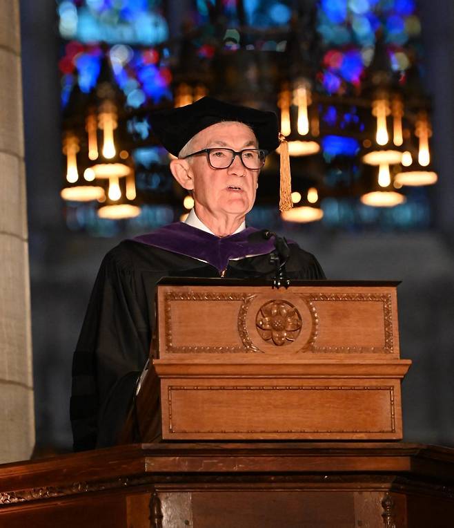 프린스턴대서 연설하는 파월 의장
제롬 파월 미국 연방준비제도(Fed·연준) 의장이 25일 모교 프린스턴대의 학사 학위 수여식에서 “대학이 민주주의를 수호해야 한다”며 도널드 트럼프 대통령의 대학 탄압을 비판했다. 사진 출처 프린스턴대 ‘X’