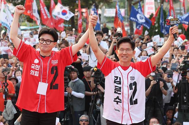 김문수 국민의힘 대통령 후보가 26일 오후 서울 도봉구 방학동 사거리 유세에서 한동훈 전 대표와 함께 시민들에게 인사하고 있다. (공동취재) 2025.5.26/뉴스1