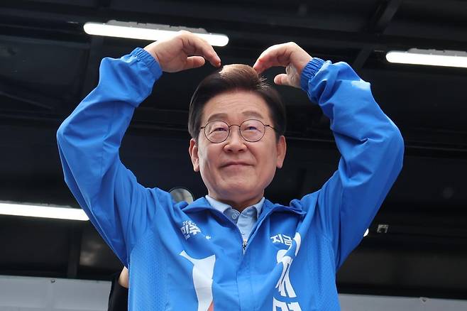 이재명 더불어민주당 대선후보가 26일 경기 수원시 팔달문 영동시장 입구에서 열린 집중유세를 마친 뒤 시민들에게 하트를 그려 보이고 있다. (공동취재) 2025.05.26