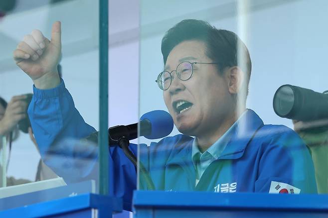 이재명 더불어민주당 대통령 후보가 26일 오후 경기 수원시 팔달문 영동시장 입구를 찾아 지지를 호소하고 있다. 사진공동취재단