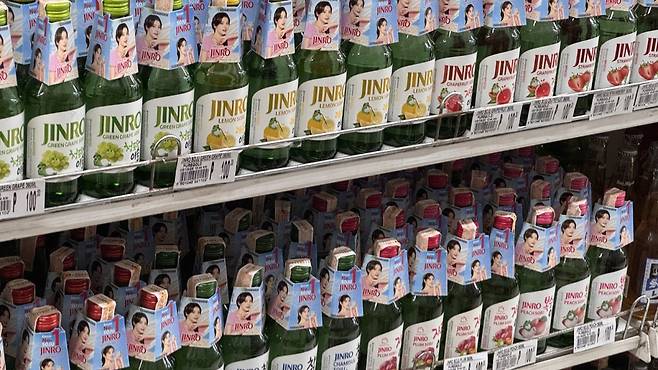 필리핀 마닐라의 한 대형마트에 하이트진로의 제품들이 진열돼 있다. 윤우열 기자 cloudancer@donga.com