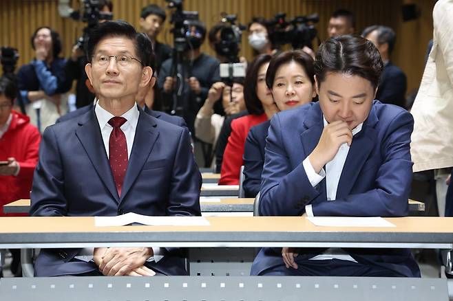 김문수 국민의힘 대통령 후보(왼쪽)와 이준석 개혁신당 대통령 후보가 19일 오전 서울 중구 서울시청에서 열린 ‘약자와 동행하는 서울 토론회’에 참석해 나란히 앉아 있다. 2025.5.19/뉴스1